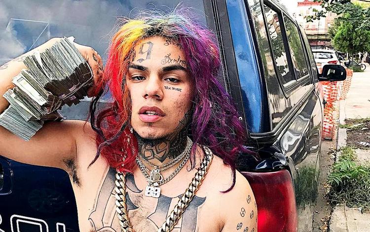 Det rappende stjernefrø Tekashi 6ix9ine er anklaget for medvirken til mord og besiddelse af våben. Pr