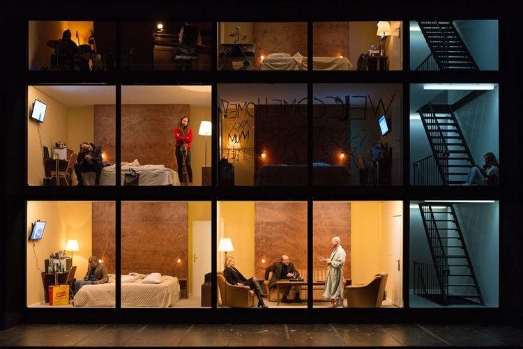 Burgtheaters roste forestilling ’Hotel Strindberg’ med bl.a. Caroline Peters og Martin Wuttke har netop gæstespillet på Dramaten. Reinhard Maximilian Werner 