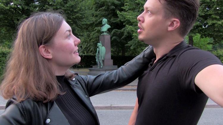 Det er decideret tåkrummende at overvære Malou og Alex’ jagt på andre sexpartnere end kæresten. DR
