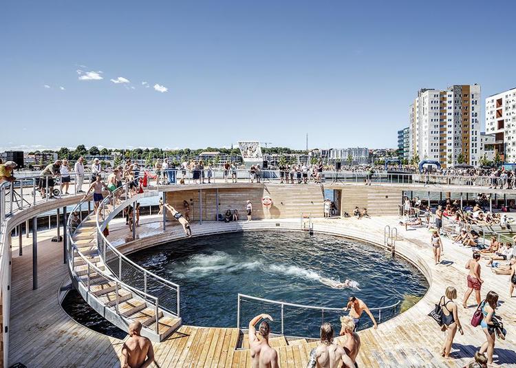 Med containere fulde af street food og vandsport er der masser af byliv ved Havnebadet i Aarhus Ø.  Rasmus Hjortshøj