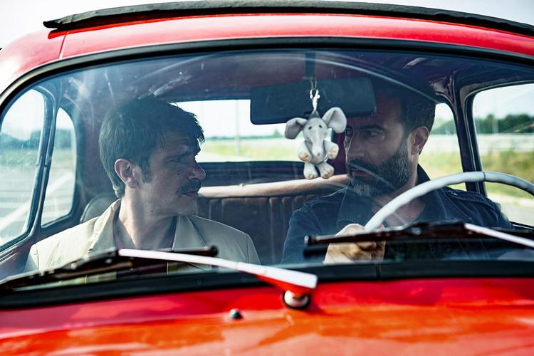 I Andrei Cretulescus publikumssucces 'Charleston' fra 2017 får Alexandru besøg af sin afdøde kones elsker Sebastian, som foreslår, at de sørger sammen. DFI