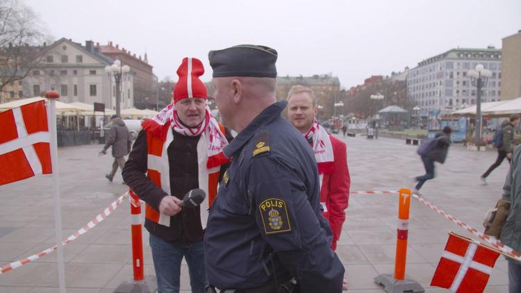 Jan Gintberg og Jonatan Spangs ’Sverige - helt til grin’ lufter og tester svenske og danske fordomme om naboen på sjov og også noget bøvet vis.   DR
