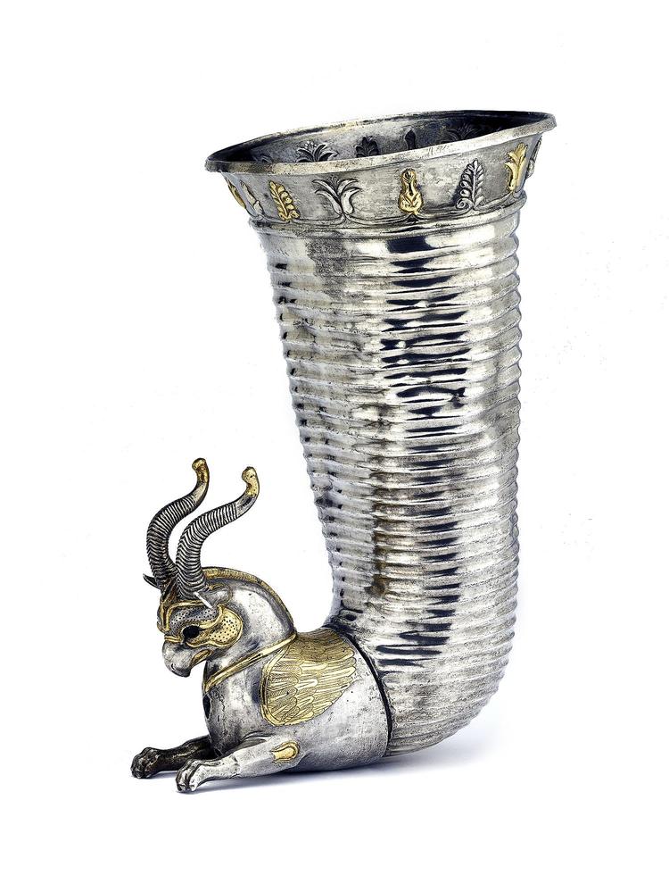 Her et rhyton, drikkekar, udformet som en tragt med motiv af en grif, som stammer fra et sted mellem det femte og det fjerde århundrede før Kristus. British Museum/Harvard Art Museums via AP