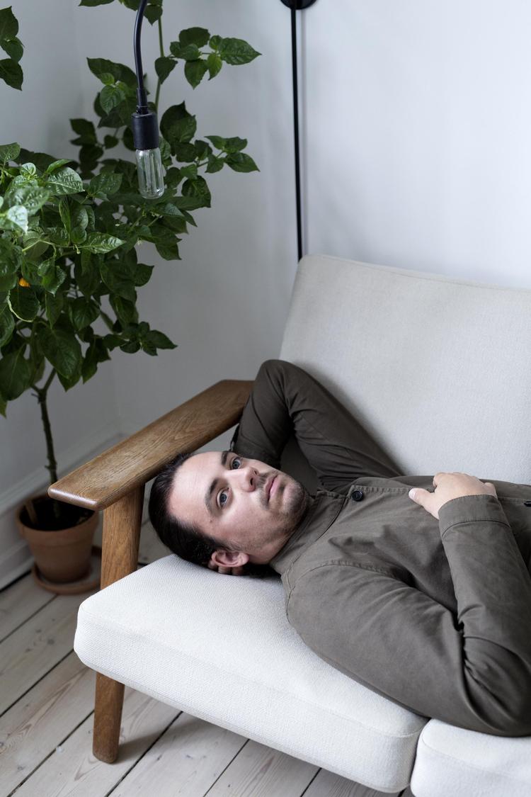 Nikolaj Steenfatt har arvet sin Wegnersofa fra sin mormor.

 Louise Herrche Serup