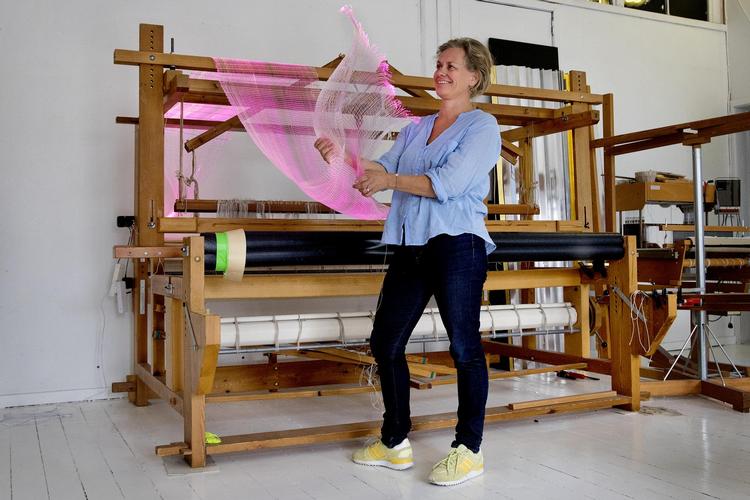 Det kræver fuld opmærksomhed, når Astrid Krogh sidder ved væven og skal holde styr på op til 2.000 tråde. Men det kan være ret meditativt, fortæller designeren. 
 Finn Frandsen