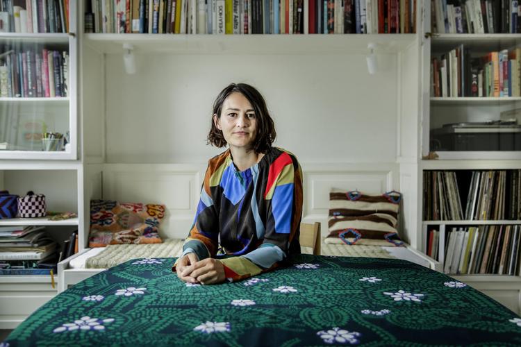 Den finske designer Maija Isola (1927-2001) er et af Margrethe Odgaards helt store designidoler, fordi hun var både modig og eksperimenterende. 
 Mads Nissen