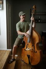 Først gik Lasse Skjønning Andersen på musikkonservatoriet i London – og så gik der grød i musikken. Men han savner at 
spille og bliver vemodig, når han kigger på sin kontrabas. 

 Jens Dresling