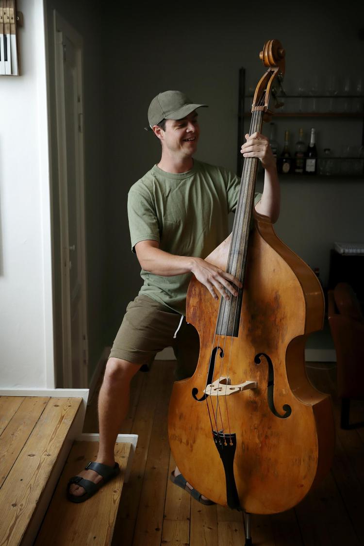 Først gik Lasse Skjønning Andersen på musikkonservatoriet i London – og så gik der grød i musikken. Men han savner at 
spille og bliver vemodig, når han kigger på sin kontrabas. 

 Jens Dresling