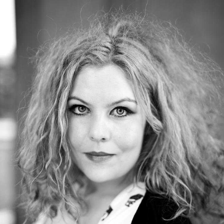 Line-Maria Lång er født i 1982, og debuterede i 2009 med novellesamlingen 'Rottekongen'.  Lizette Kabré