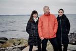 ’Nærkontakt’ forsøger at hjælpe en række kendte, her  Mai-Britt Vingsøe, Kurt Kragh og Julie Berthelsen, med at få svar på spørgsmål  fra den åndelige verden.  Krestine Havemann