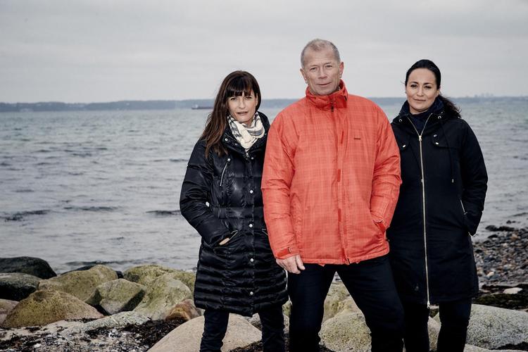 ’Nærkontakt’ forsøger at hjælpe en række kendte, her  Mai-Britt Vingsøe, Kurt Kragh og Julie Berthelsen, med at få svar på spørgsmål  fra den åndelige verden.  Krestine Havemann