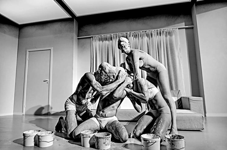 Når de fire  skuespillere, Jacob Madsen Kvols,  Rikke Lylloff, Marie Marschner og  Kjartan Hansen, smører sig ind i  en cementlignende masse, bliver  forestillingen smuk og sanselig, men  er ellers ikke rigtig vedkommende.   Pr-foto Emilia Theresa