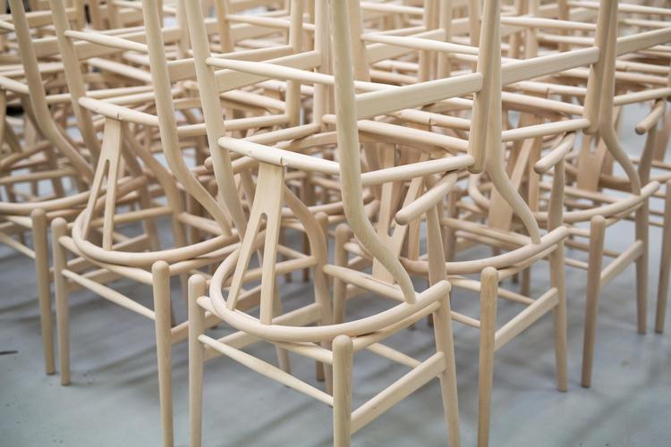 Hans J. Wegners Y-stol er umådelig populær - ikke bare herhjemme, men også i udlandet. Det er den største salgsvare for møbelfirmaet Carl Hansen og Søn på Fyn. Louise Herrche Serup/POLFOTO