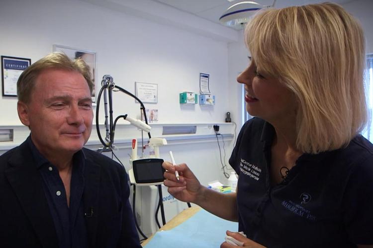 Fjernsynslægen Peter Geisling har selv fået sprøjtet Botox ind i panden, så han ved, hvad han taler om.   DR