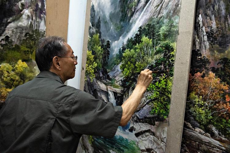 74-årige Mun Jong-un har malet mange billeder af bjerget  Kumgang. For, som han siger: »Jeg vil gerne vise vores nationale stolthed. At vi har sådan et smukt bjerg, og at folk på grund af vores partis kærlighed og  omsorg er i stand til at besøge det«.  Claus Blok Thomsen