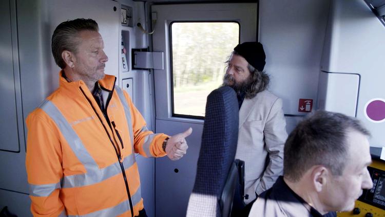 I DR-programmet om selvmord fremstår Anders Lund Madsen dybt  engageret i de mennesker og fortællinger, han møder.  DR
