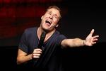 Simon Talbot er i tæt dialog med sit publikum, hvilket føjer nærvær og intimitet til den charmerende og  hurtigsnakkende komikers show. Pr-foto Krestine Havemann