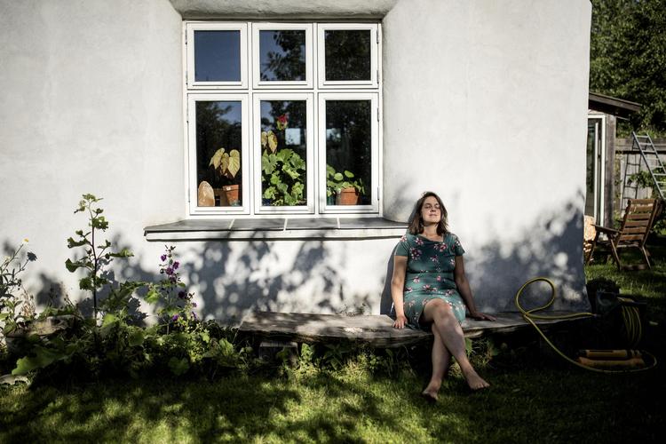 Pia Duus Jensen har boet i Den Selvforsynende Landsby i 11 år med sin familie. De første år i en skurvogn. Maud Lervik