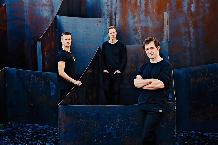 Melankoli.  Den myreflyttige og altid knivskarpe trio Phronesis består af bassisten Jasper Høiby i midten, trommeslageren Anton Eger (tv.) og pianisten Ivo Neame. Peter van Breukelen