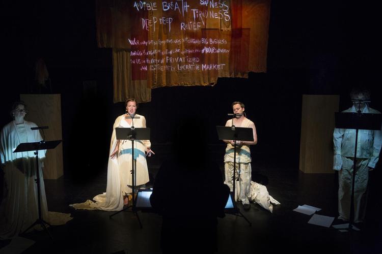 Fire professionelle sangere fra vokalensemblet Theatre of Voices bar uropførelsen af ’Entmenscht’.  Louise Herrche Serup