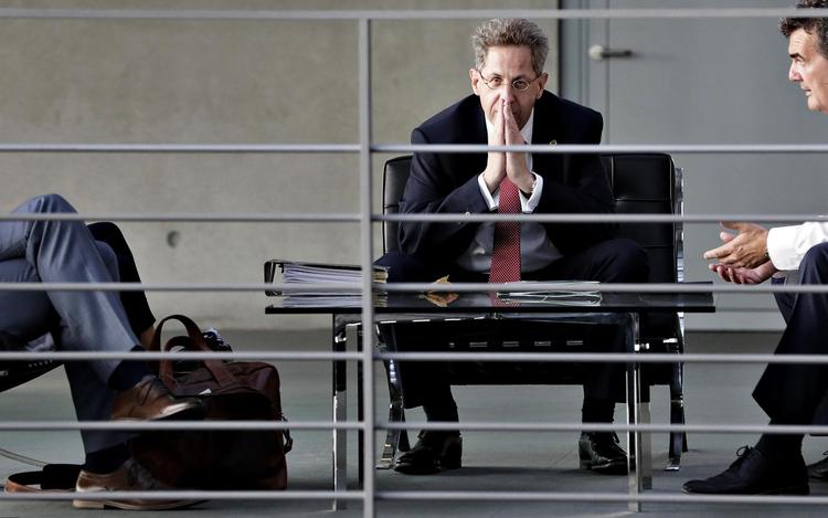 Hans-Georg Maassen, chef for den tyske efterretningstjeneste, hævdede i et interview, at der »god grund er til at tro«, at heksejagten, der ifølge Angela Merkel fandt sted ved demonstrationerne i Chemnitz, var »bevidst misinformation«. Udtalelsen blev hos socialdemokraterne tolket som en indirekte kritik af og indblanding i regeringens politik og har nu kostet ham jobbet. Arkivfoto Michael Sohn/AP