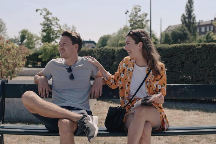 Jesper og Julie er venner og deler den tvivlsomme fornøjelse at være blevet single sidst i 20’erne. Hvad nu, når de 30 år banker på? YouSee Comedy