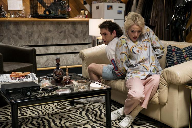 Owen Milgrim (Jonah Hill) og Annie Landsberg (Emma Stone) er hver især kede af lortelivet, og det er da heller ikke, fordi de falder pladask for hinanden fra første færd. Netflix