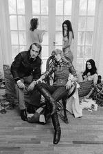 Året er 1971, og Margit og Erik Brandt stiller op til fotografering. Modellerne med bare bryster var blevet en del af varemærket allerede året før, da de lancerede topløse modeller til et modeshow.  Foto fra bogen Vagn-Ebbe Kier