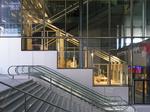 Tegnestuen Leth og Gori har opbygget noget, der ligner de konstruktive rammer til et helt træhus i inde i Dansk Arkitektur Centers trapperum. Hampus Berndtson