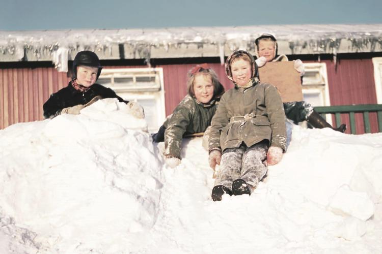 Anne Knudsen (nr. 2 fra venstre) kælker med sin lillebror og to legekammerater på en grønlandsk snedrive. Året er 1958. Ejvind W. Knudsen