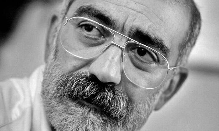 Den 67-årige journalist og forfatter Ahmat Altan blev i februar 2018 sammen med sin bror Mehmet Altan dømt til livsvarigt fængsel. De har begge kun lov til at færdes udenfor deres celle en time om dagen. Forfattere som Neil Gaiman og Joanne Harris har offentligt udtrykt deres sympati med Altan og hans bror.  
