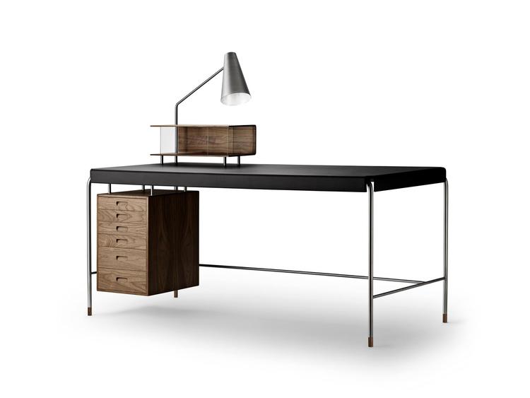 Da Bo Bedre, Costume Living og Boligmagasinet uddelte designpriserne Design Awards 2018 i torsdags, fik Arne Jacobsens skrivebord prisen som årets comeback. Kombinationen af læderbeklædt bordplade, stålben og skuffer i gyldent træ gør bordet varmt og imødekommende. Pr