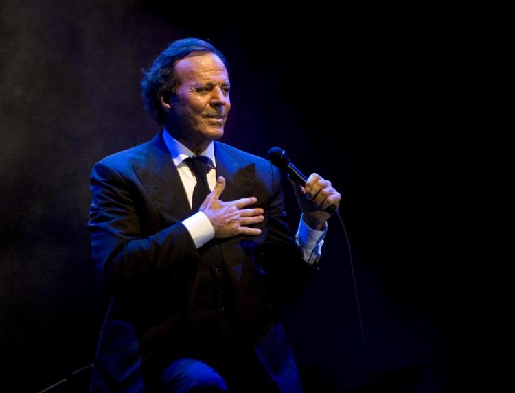 Under en indlæggelse i forbindelse med en automobilulykke opdagede Julio Iglesias, at han havde musikalsk talent. Siden fik han en pladekontrakt, og der gik ikke længe inden han hittede verden rundt. Israel Leal/AP
