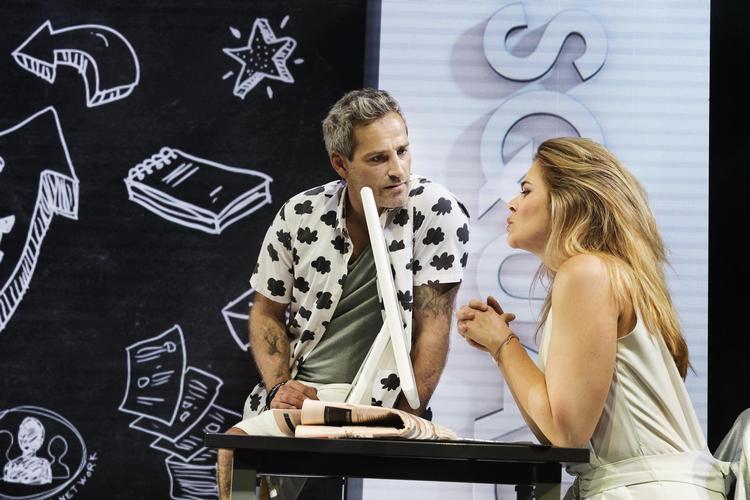 Oliver Bjerrehuus spiller playboyen Topper, der bejler til Anja (Sofie Lassen-Kahlke), mens hun holder pause fra Viktor. Miklos Szabo