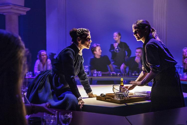 Når Ellen Hillingsøs gourmet-Babette skal lære at  lave ’ollebrod’ af Marie Tourell Søderbergs fromt fornærede præstedatter, kommer  der dramatisk liv i tingene.  Foto Per Morten Abrahamsen