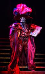 Med partituret til sin moderne og krævende opera om Don Juan, kommer Tomas Ampt Kofod anstigende med dødningemaske og et grumt grin.   Miklos Szabo