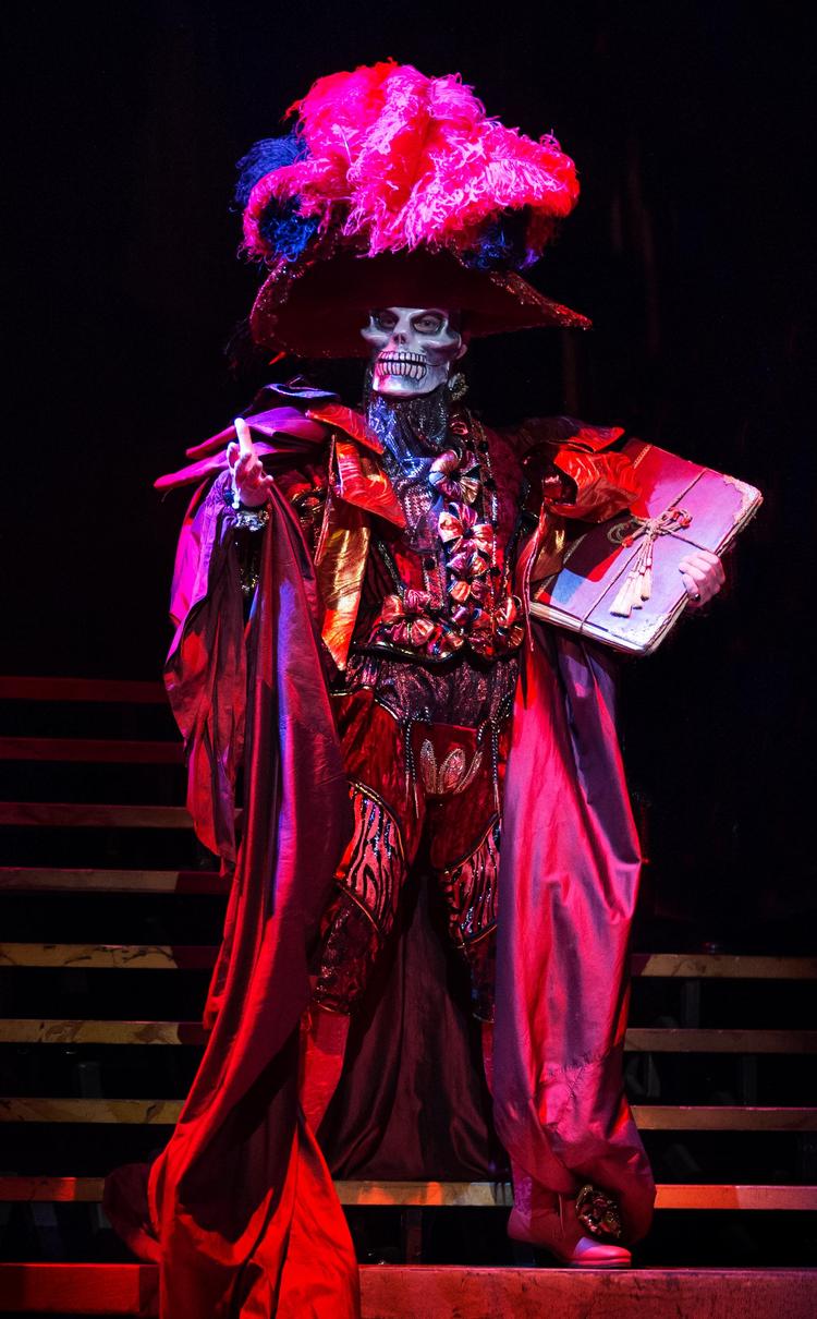 Med partituret til sin moderne og krævende opera om Don Juan, kommer Tomas Ampt Kofod anstigende med dødningemaske og et grumt grin.   Miklos Szabo