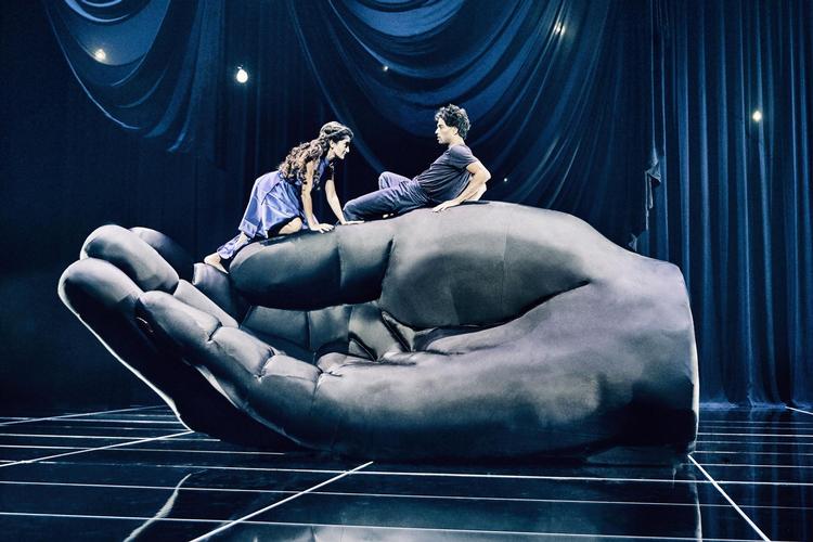 Özlem Saglanmak og  Alvin Olie Bursøe som en udsat Gulnare og Aladdin, men Franzisca Zahles  scenografi holder hånden under dem. Emilie Therese