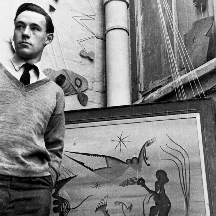 I sin bog om surrealisternes liv løfter Desmond Morris gerne en dyne eller to for at fortælle om kunstnernes bedrifter på både lærred og lagen. Morris, der både er etnolog, zoolog og kunstner, ses her i sit eget atelier i 1948. Courtesy Desmond Morris