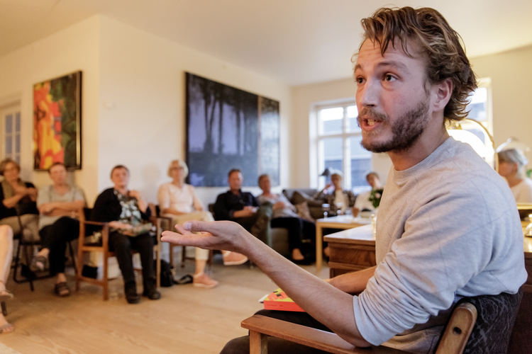 Jacob Skyggebjerg fortæller om sin roman ’Hjælp’. Danske forfattere har siden februar 2017 besøgt Lise Kristoffersens private stue til litterær salon. Men selv om stemningen er hyggelig, kan der sagtens stilles svære spørgsmål. Mads Nissen