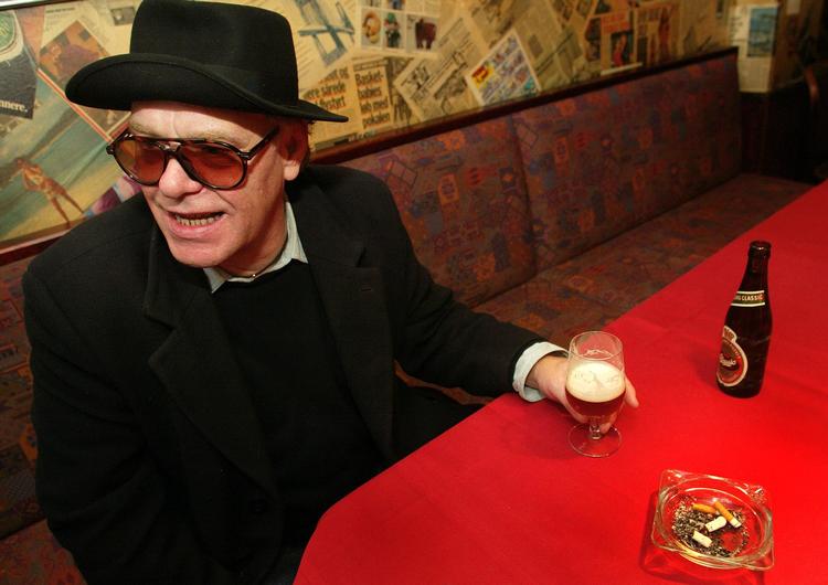 Kim Larsen kunne godt lide øl. Her er han på Toldbod Bodega i 2003.   Lars Poulsen