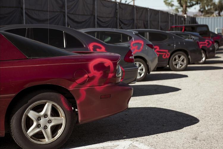 Et mareridt fra den virkelige verden: 27 læreres biler spraymalet med pik. Hvem gjorde det? Real life-dilemma fra ’American Vandal’.  Netflix