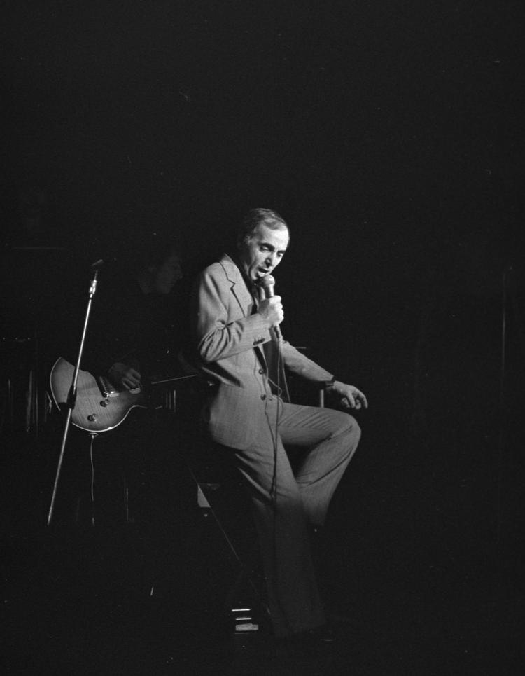  Charles Aznavour  under en koncert i Tivolis Koncertsal i  København i 1977.   Lars Hansen/POLFOTO