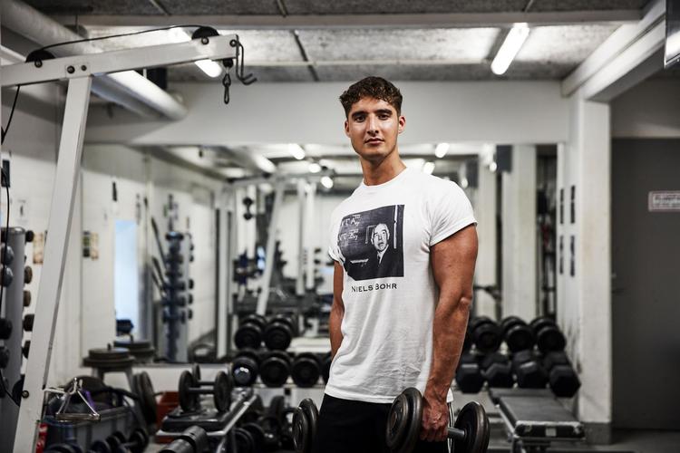 Daniel på 21 er bodybuilder, astrofysiker og nørder om sorte huller. Han fortæller om sin ekstrahøje iq i programmet ’Svært begavet’. DR