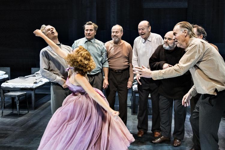 Snehvide er i stødet i Stockholm i Staffan Valdemar Holms stykke 'Snövit'. Hun spilles af Maja Rung. Sören Vilks