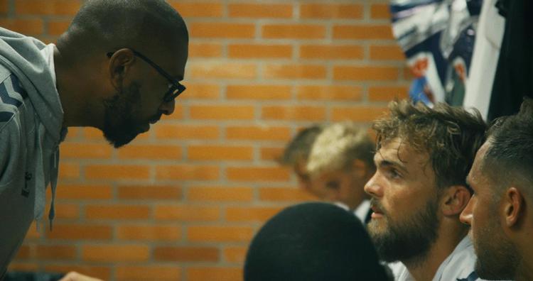 AGF's træner David Nielsen og spillerne i omklædningsrummet.  Discovery Networks Danmark