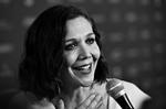 Maggie Gyllenhaal er advokerende Ferrante-fan og debuterer som instruktør med en filmatisering af Ferrante-romanen 'Dukken, der forsvandt'. Chris Pizello, AP/ Jordan Strauss, AP/ Ulla Montan, PR