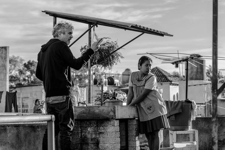 Alfonso Cuarón - der her ses på filmsettet - har lavet en 1:1 gengivelse af sit barndomshjem, som det så ud i 1971 i 'Roma'. Filmen bliver kun vist én gang på det store lærred under CPH PIX - i Imperial 10. oktober kl 21.15 - men kommer senere på året på Netflix. Carlos Somonte/Netflix/AP