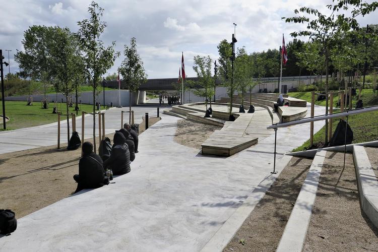 Den mørke fodgængertunnel er blevet en lys bro, på områdets skrænter er bygget siddeterrasser, og via en rampe kan man nå busstoppestedet på broen. Marianne Levinsen Landskab