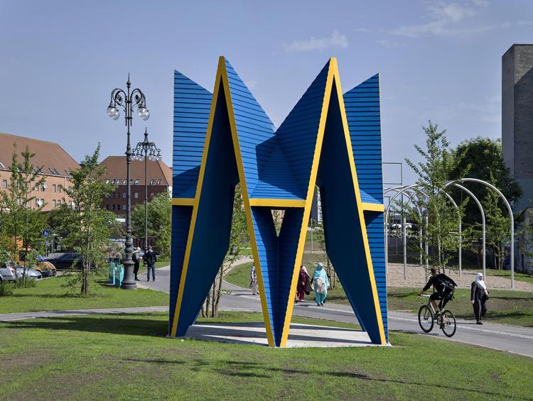 Superkilen er både et transittrum og en slags forhave til Mjølnerparken. Det er blevet et populært byrum, men har ikke i sig selv ændret noget for den almene bebyggelse.  Jens Lindhe